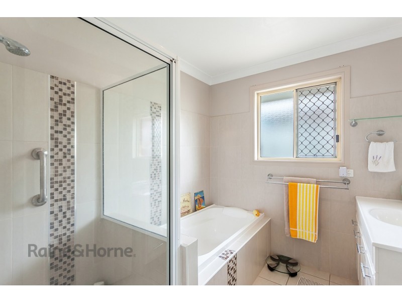 1/4 Brunckhorst Drive, Kearneys Spring QLD 4350