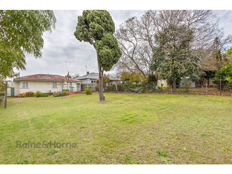 11 Second Avenue, Harristown QLD 4350