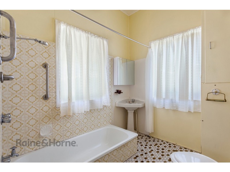 40 Gordon Avenue, Newtown QLD 4350