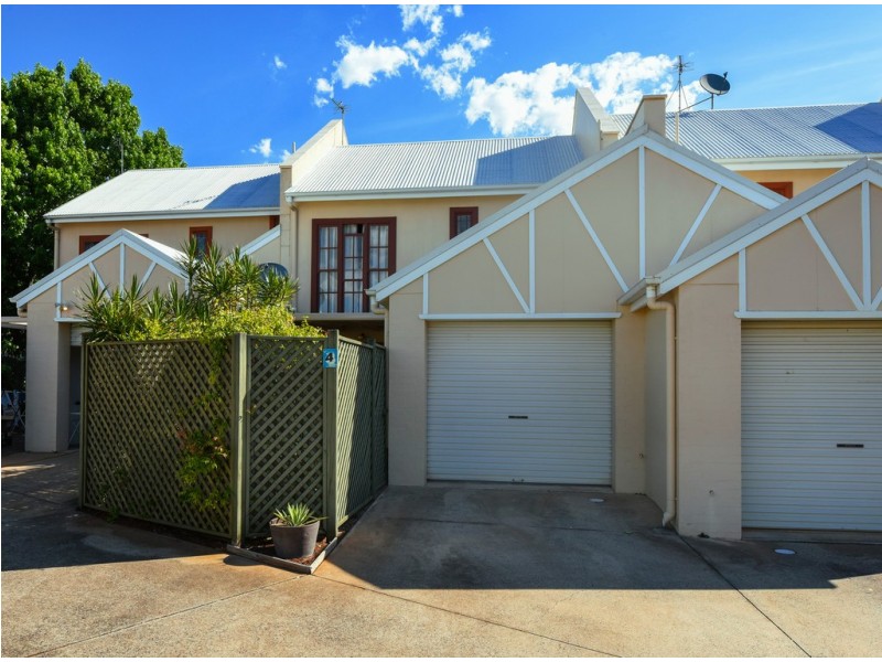 4/2 Sharon Court, Darling Heights QLD 4350