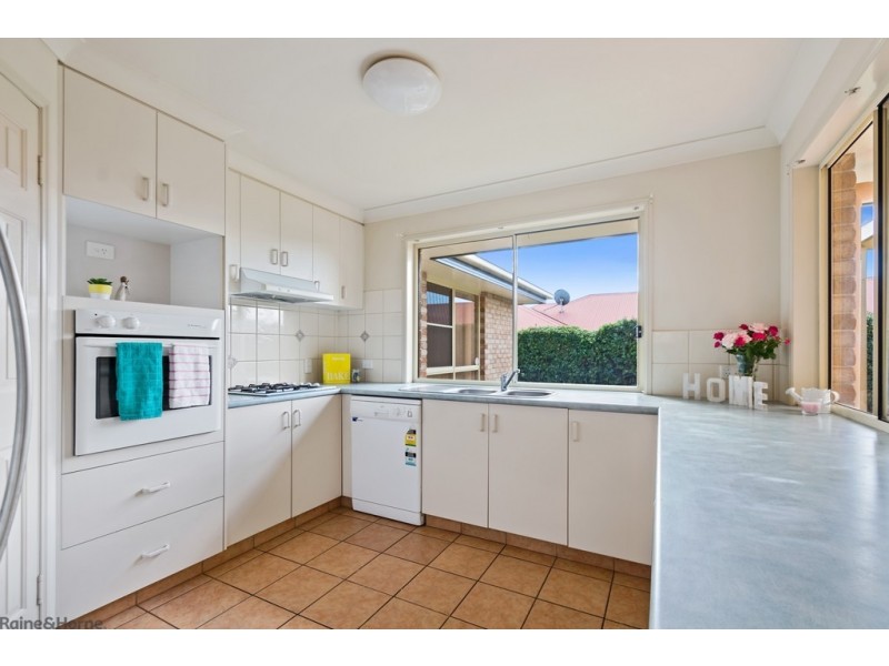 4 Vanham Close, Middle Ridge QLD 4350