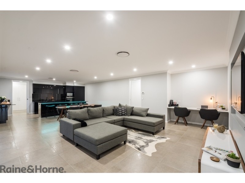8 Renshaw Crescent, Kearneys Spring QLD 4350