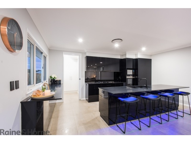 8 Renshaw Crescent, Kearneys Spring QLD 4350
