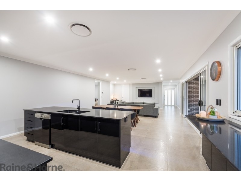 8 Renshaw Crescent, Kearneys Spring QLD 4350