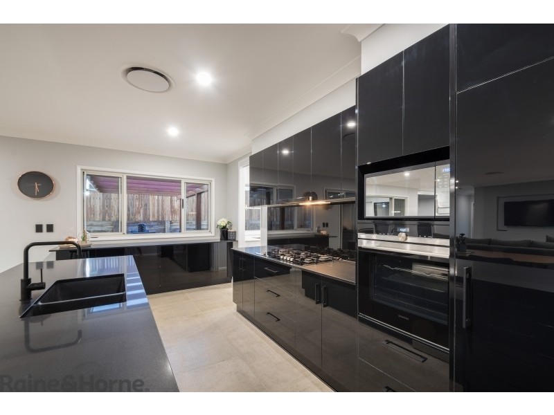 8 Renshaw Crescent, Kearneys Spring QLD 4350