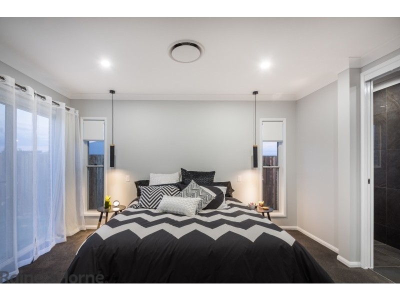 8 Renshaw Crescent, Kearneys Spring QLD 4350