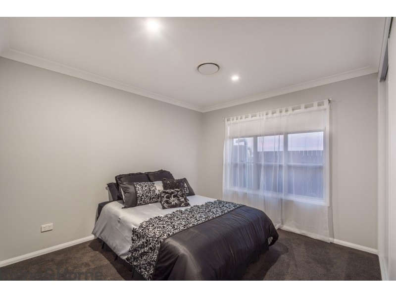 8 Renshaw Crescent, Kearneys Spring QLD 4350