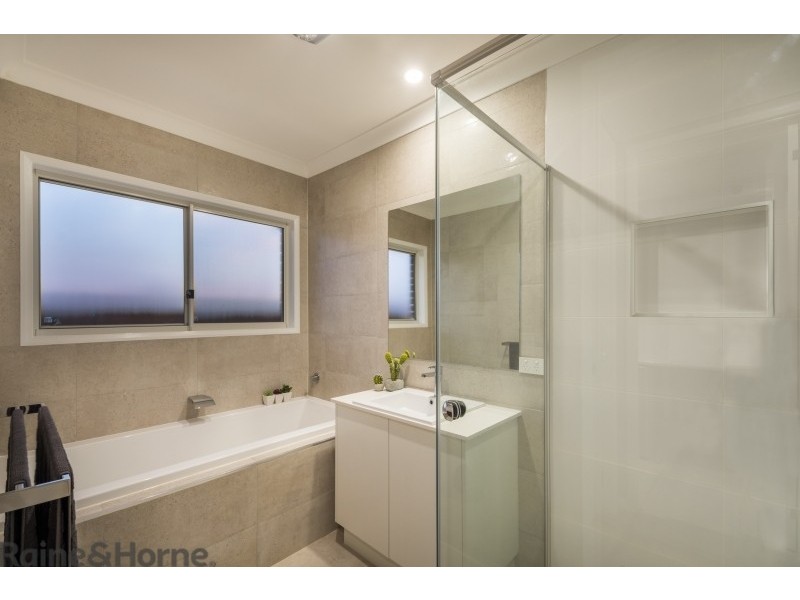 8 Renshaw Crescent, Kearneys Spring QLD 4350