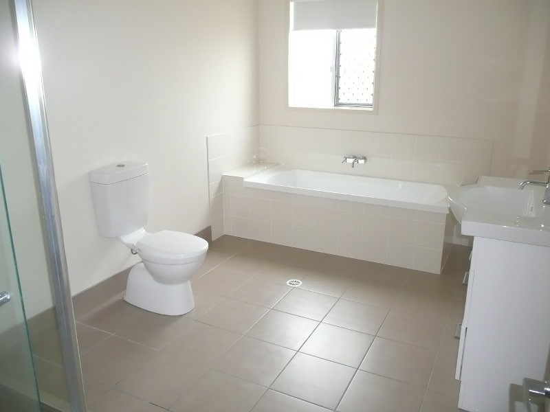 2/23 Winning Street, Glenvale QLD 4350