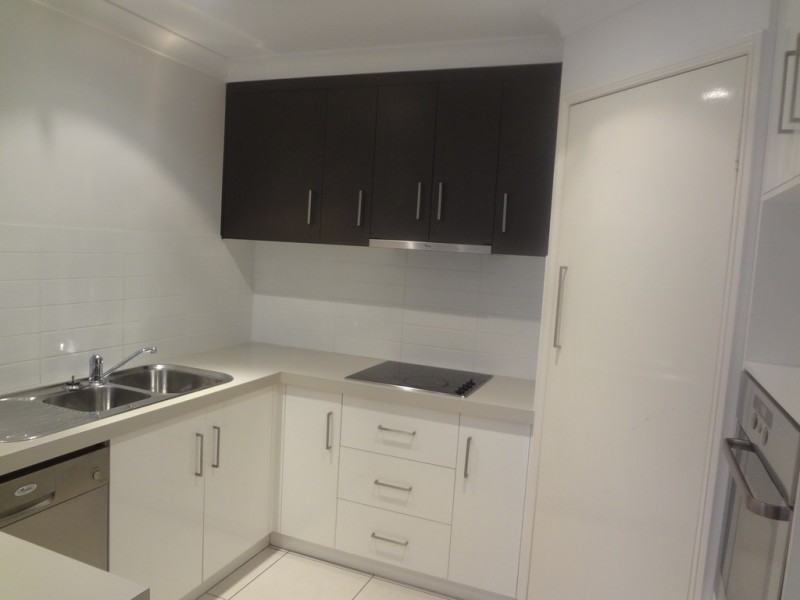 2/9 Whichello Street, Newtown QLD 4350