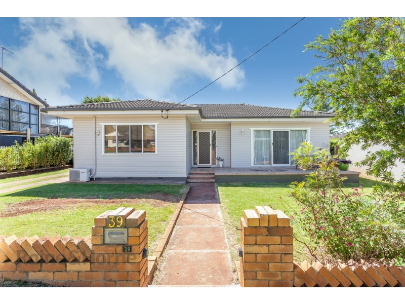 39 Flinders Street, Centenary Heights QLD 4350