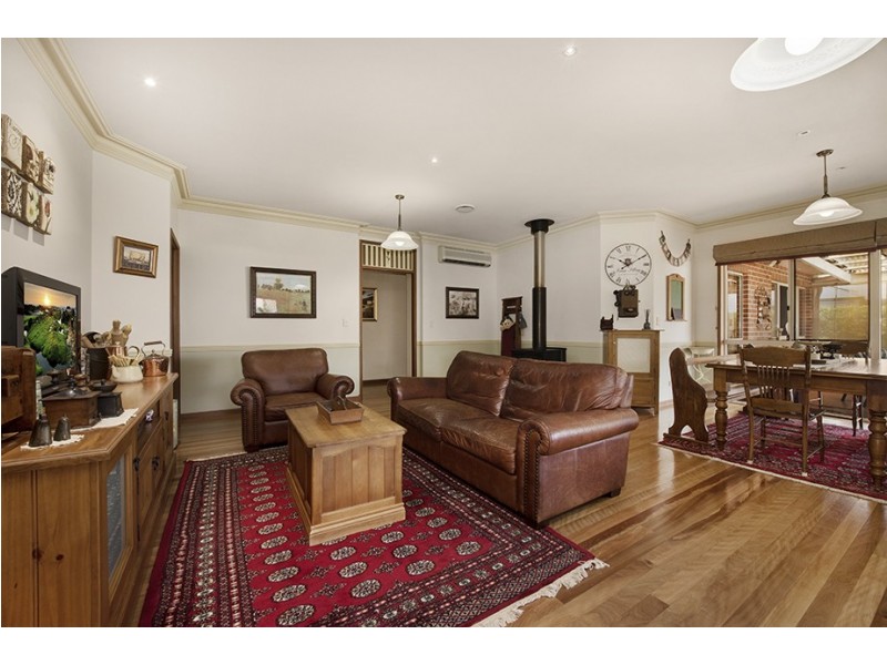 25 Glen Eagles Drive, Middle Ridge QLD 4350