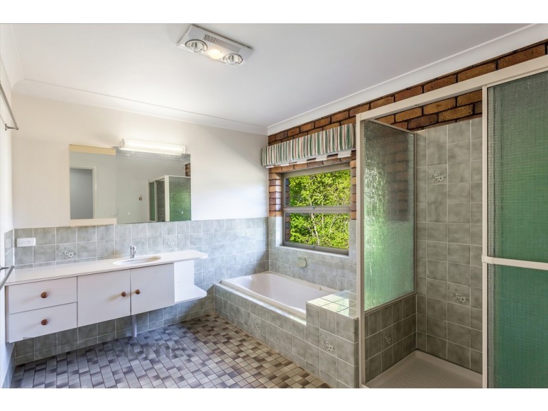 1 Golf Course Drive, Middle Ridge QLD 4350