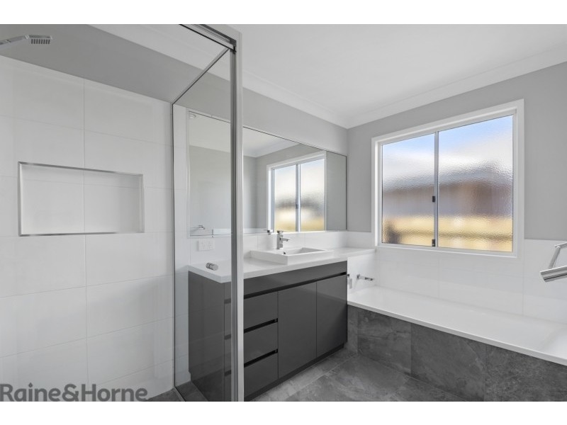 4 Mockridge St, Kearneys Spring QLD 4350