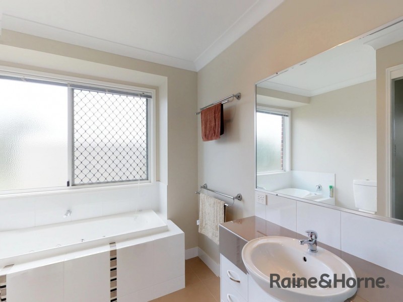 200 Postle Street, Mount Rascal QLD 4350
