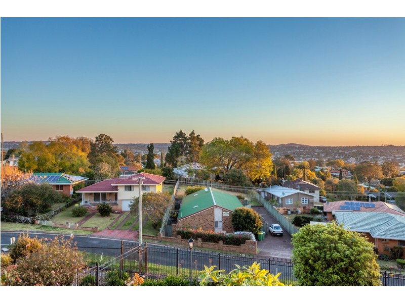 29/2 Benjamin Street, Mount Lofty QLD 4350