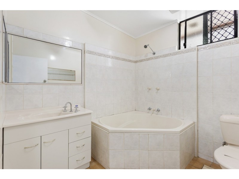 1 Barden Court, Harristown QLD 4350