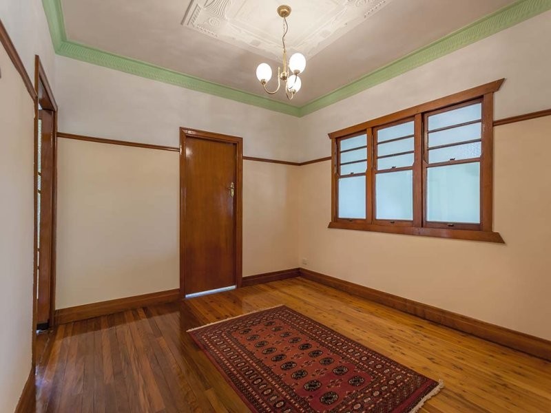 5 Collins Street, Mount Lofty QLD 4350