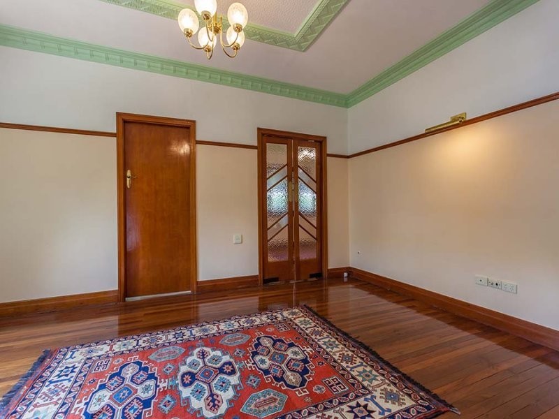 5 Collins Street, Mount Lofty QLD 4350