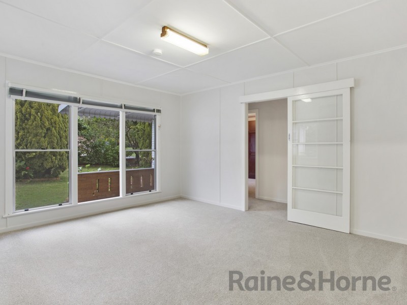 11 Beck Street, Mount Lofty QLD 4350