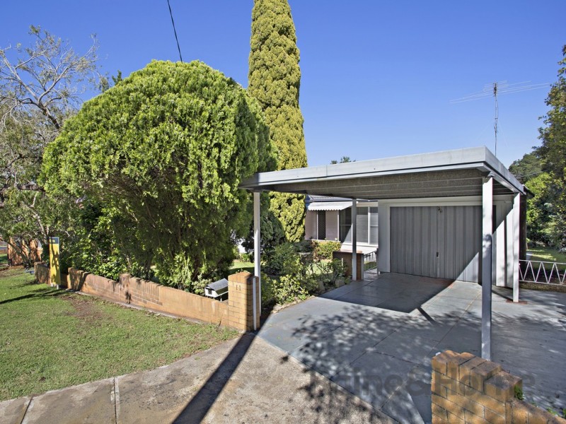 11 Beck Street, Mount Lofty QLD 4350