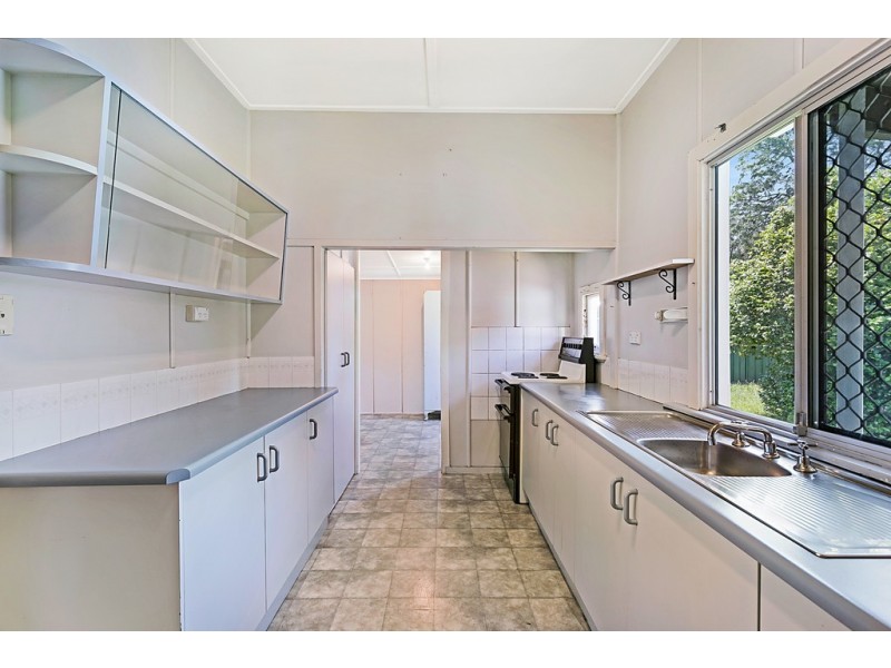 70 North Street, Mount Lofty QLD 4350