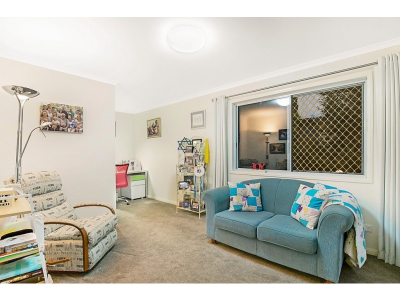 4 Roderic Court, Mount Lofty QLD 4350