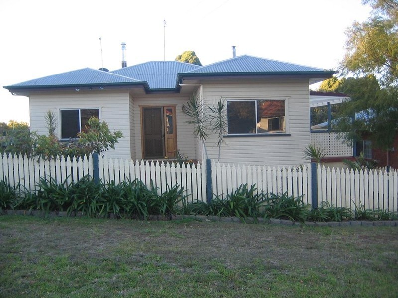 11 Norah Street, Centenary Heights QLD 4350