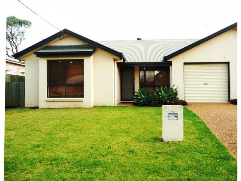 2/218 Campbell Street, Newtown QLD 4350