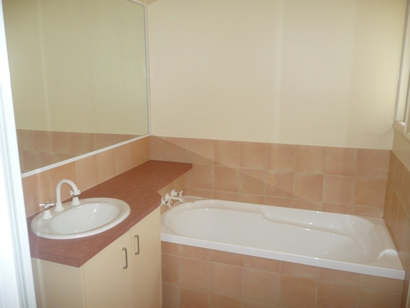 2/218 Campbell Street, Newtown QLD 4350