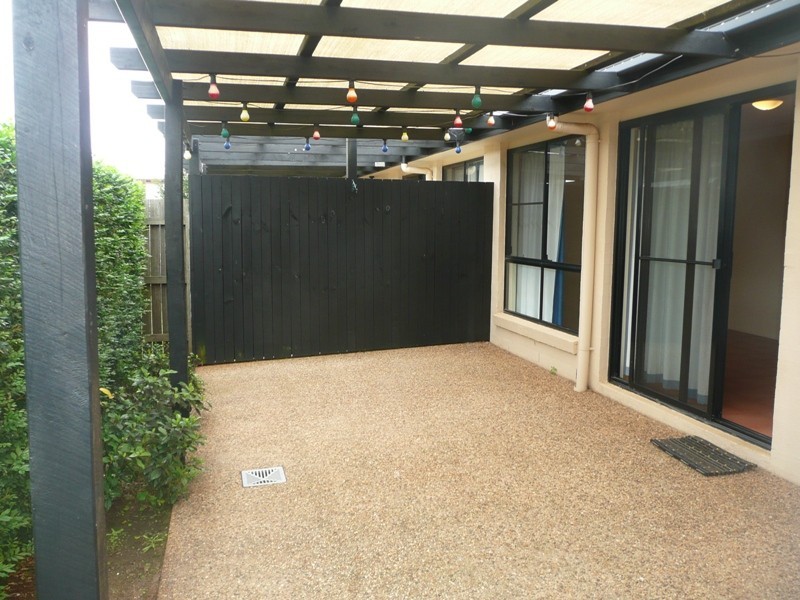 2/218 Campbell Street, Newtown QLD 4350