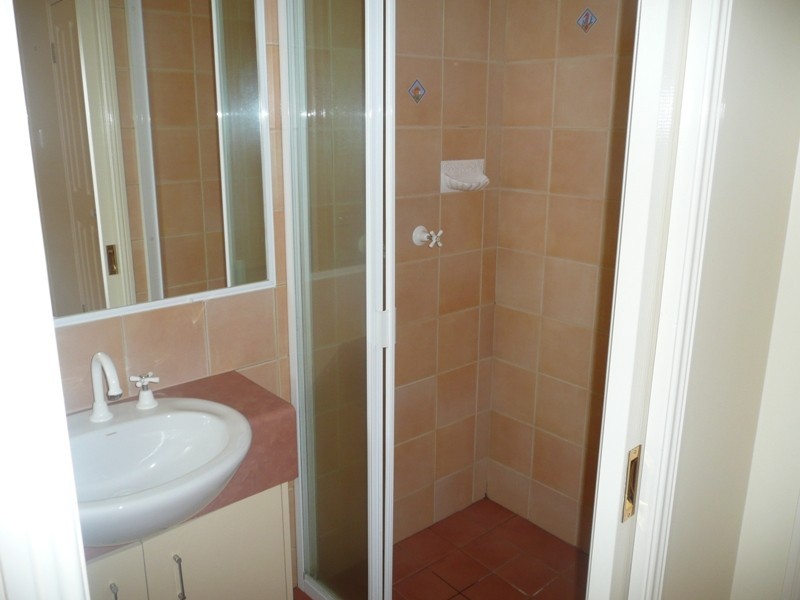 2/218 Campbell Street, Newtown QLD 4350