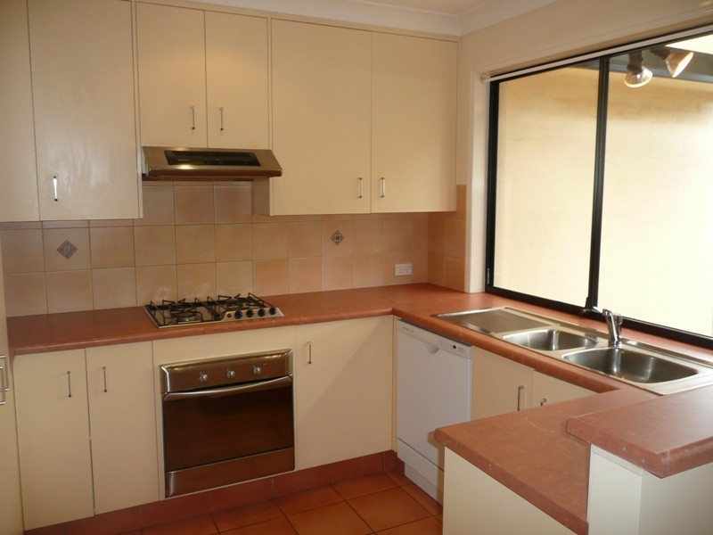 2/218 Campbell Street, Newtown QLD 4350