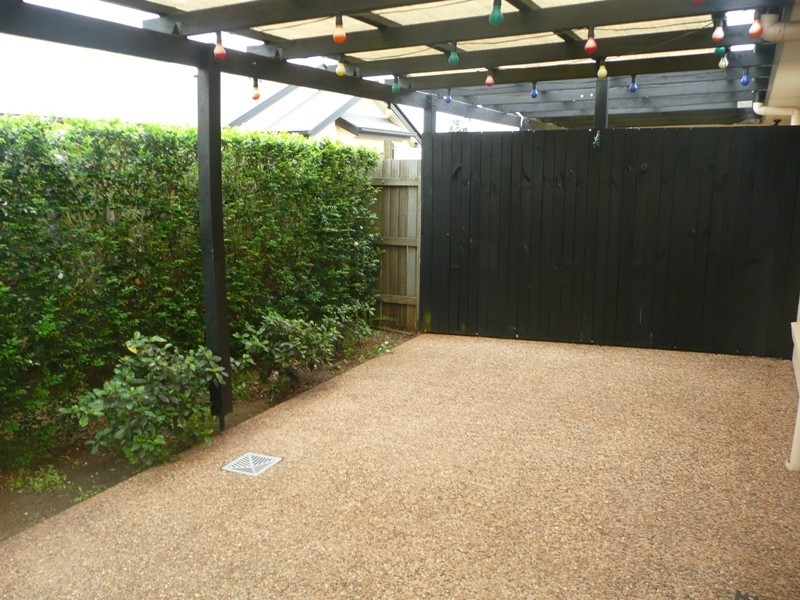 2/218 Campbell Street, Newtown QLD 4350