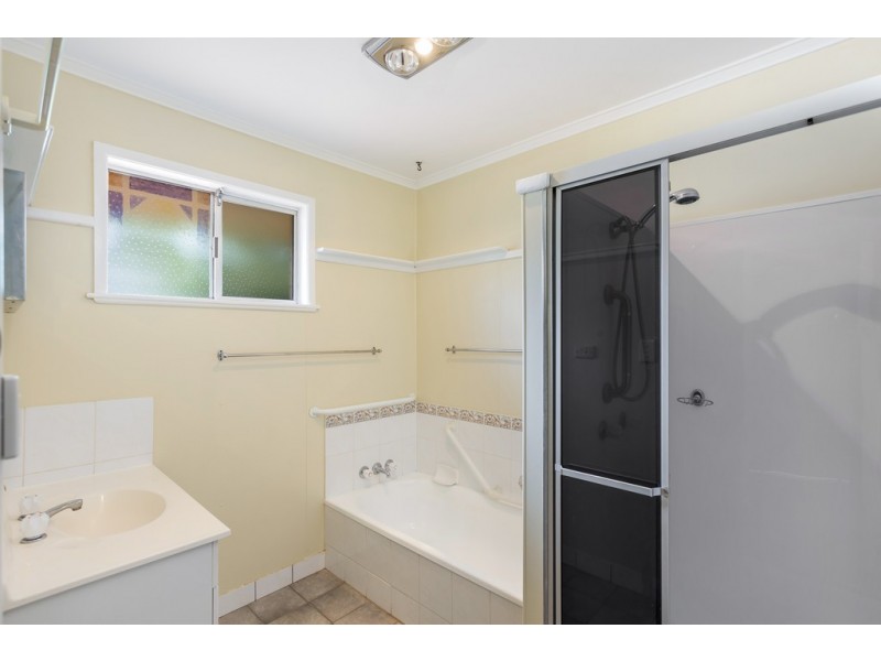27 Mott Crescent, Rockville QLD 4350