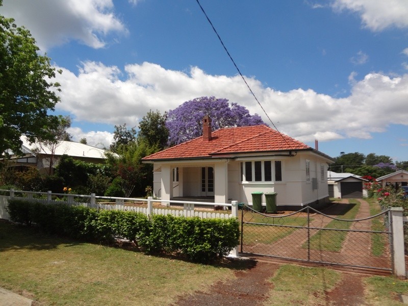 4 Stonehaven Street, Mount Lofty QLD 4350