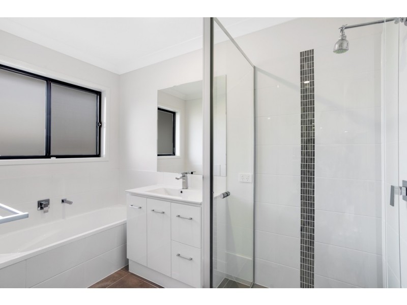 2/2 Diva Lane, Glenvale QLD 4350