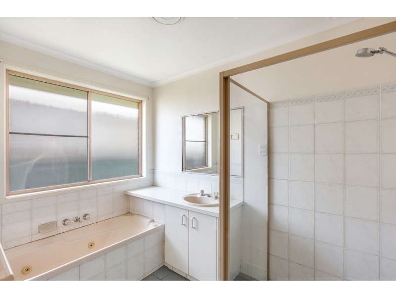 12 Oaklands Court, Glenvale QLD 4350