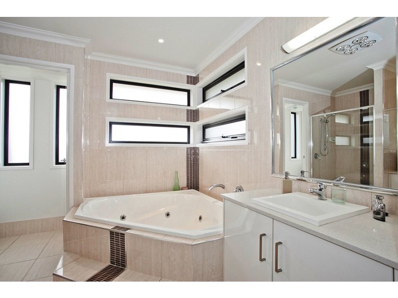 18 McCallum Court, Middle Ridge QLD 4350