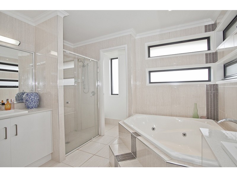 18 McCallum Court, Middle Ridge QLD 4350