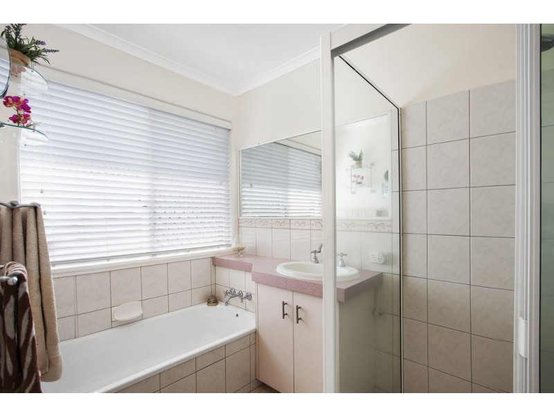 4 Alroe Crt, Kearneys Spring QLD 4350