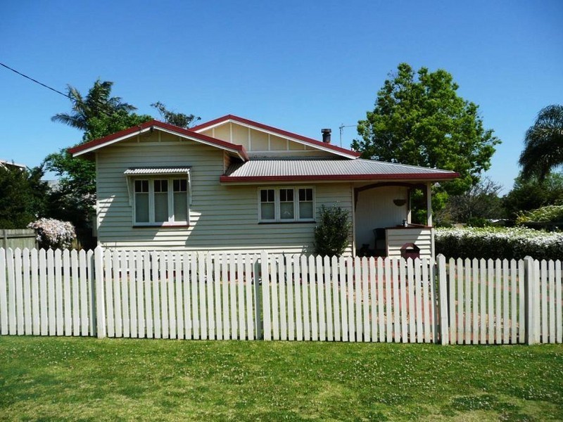 5 Llewellyn Street, Centenary Heights QLD 4350