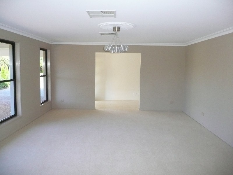 7 Golf Course Drive, Middle Ridge QLD 4350