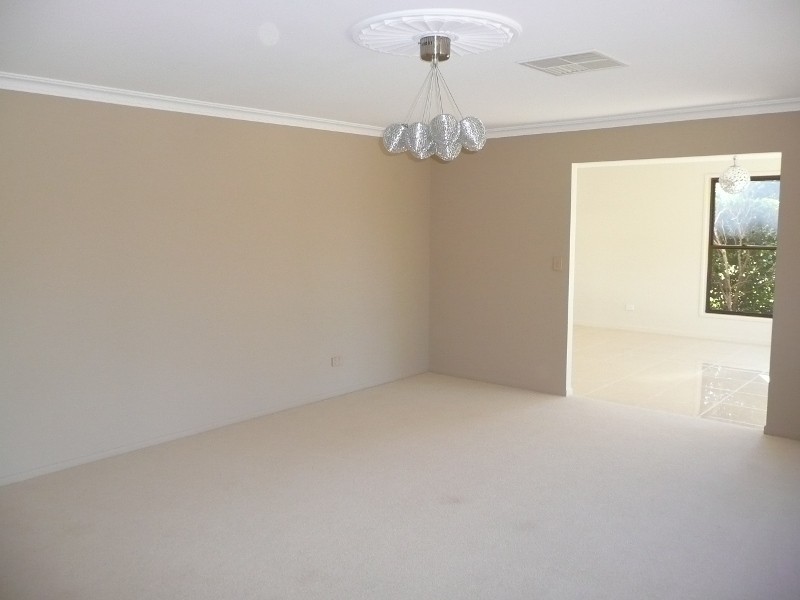 7 Golf Course Drive, Middle Ridge QLD 4350