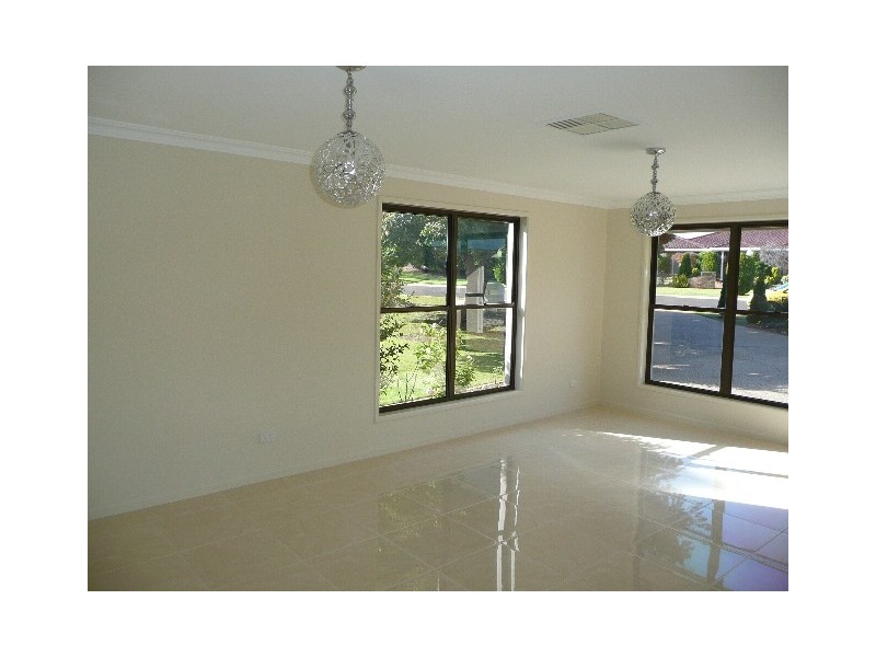 7 Golf Course Drive, Middle Ridge QLD 4350