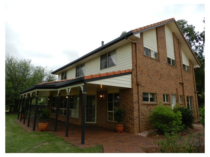 8 Lanbar Court, Glenvale QLD 4350