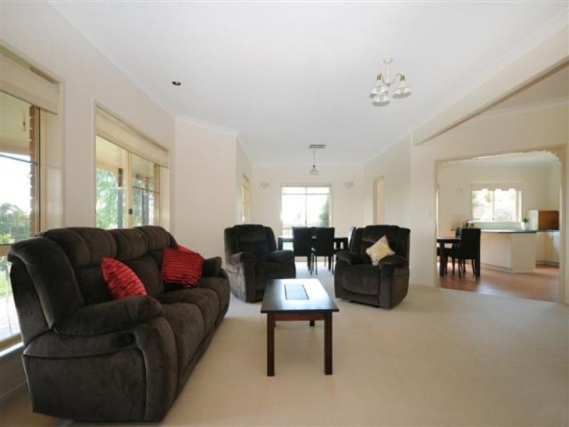 8 Lanbar Court, Glenvale QLD 4350