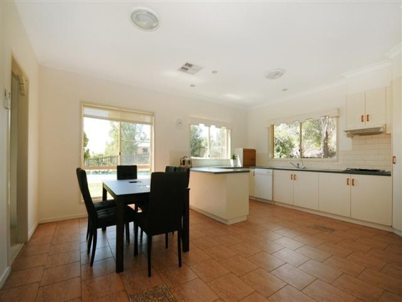 8 Lanbar Court, Glenvale QLD 4350