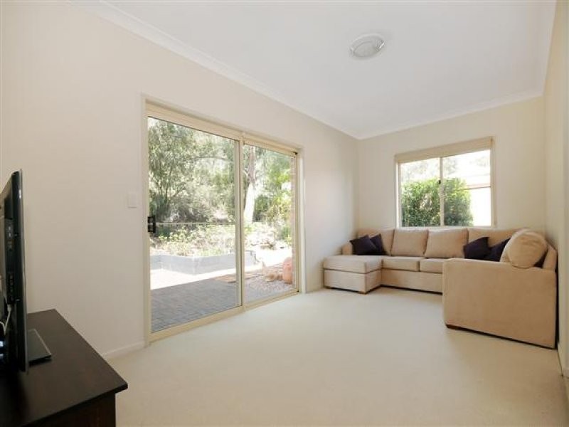 8 Lanbar Court, Glenvale QLD 4350