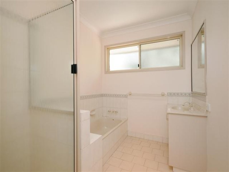 8 Lanbar Court, Glenvale QLD 4350